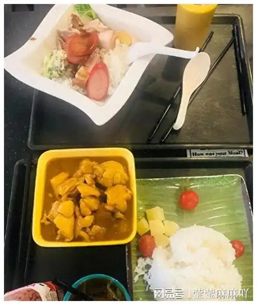 内地学生在香港大学食堂吃饭因要求阿姨多加汤汁却被粗暴对待