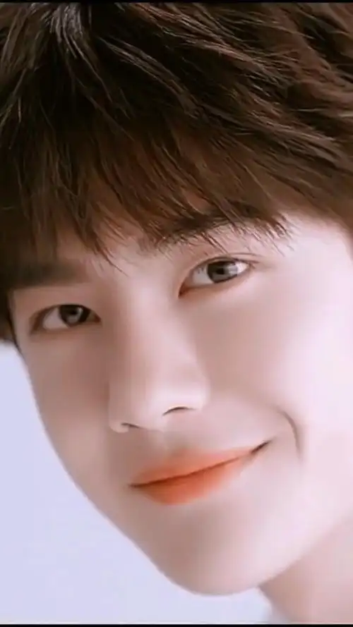 王一博甜甜一笑小括号就出来了,超有感染力的笑容.