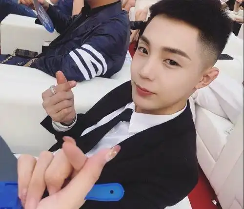 2019快手网红黑暗萝莉大美同款女鞋高帮鞋高迪帆布韩版学生情侣鞋