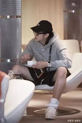 网友偶遇吴亦凡,小腿没有肌肉但线条流畅,这个坐姿我真的笑了