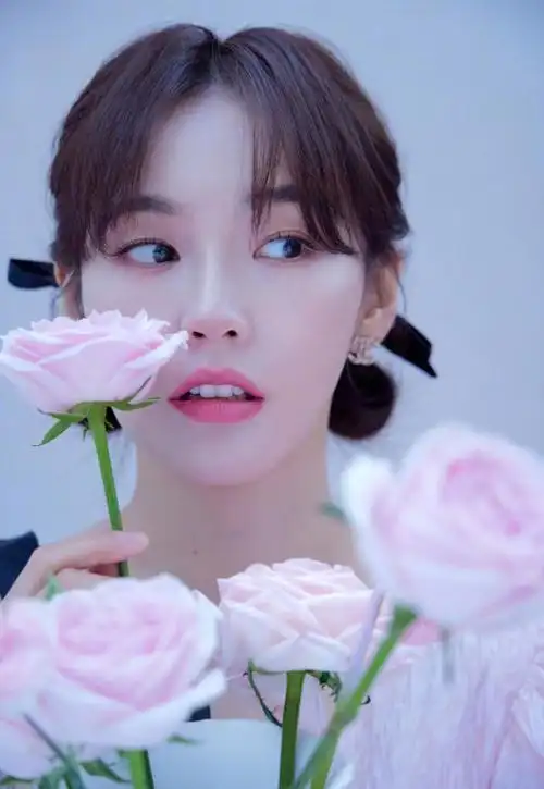 张佳宁生日大片曝光,"小姐姐"穿粉裙打造俏皮造型