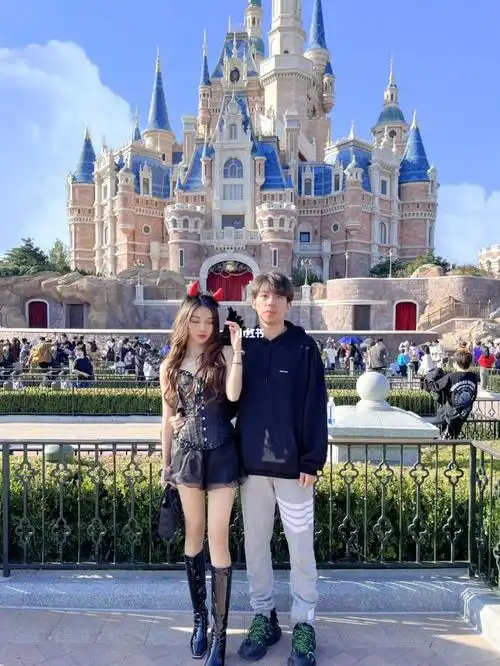 一起去迪士尼的季节怎么拍都一定少不了城堡前合照#迪士尼  #情侣拍照