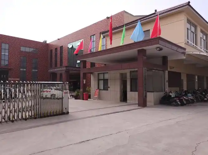 五星红旗迎风飘扬,这是郑陆张总的工厂大门