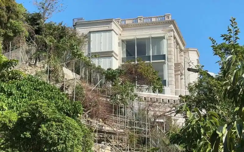 香港深水湾李嘉诚家的豪宅,李宅的窗帘开着呢,看到里面的客厅啦