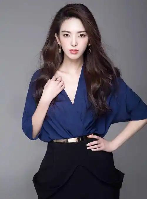 陈菲,原名陈一榕,1990年9月26日出生于上海.她从小就喜欢舞蹈和音乐.