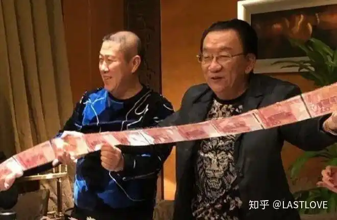 德云社侯震讽刺圣诞节崇洋媚外侯耀华也该学学什么叫一身正气