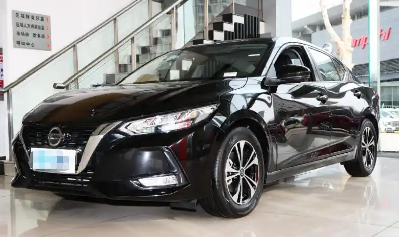 专属打工人的家轿轩逸还没起步大明锐只留下背影