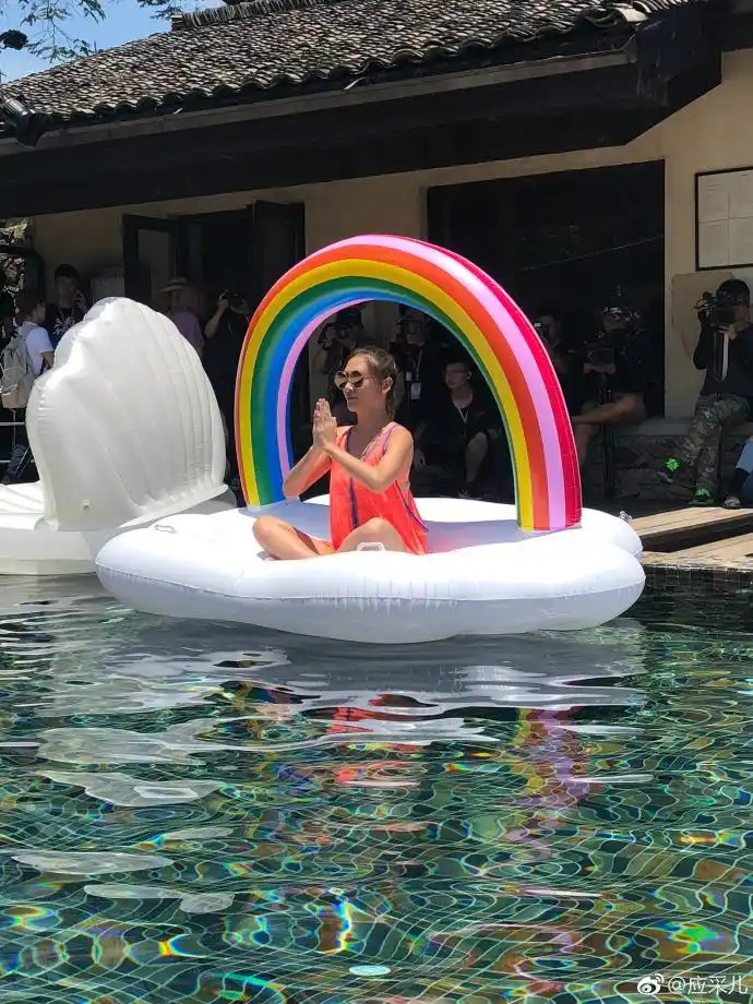 组图:应采儿谢娜颖儿程莉莎穿泳装秀美腿 并排而坐举拳卖萌