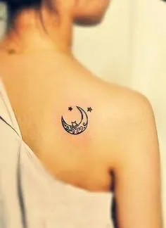 女生背部月亮图腾纹身