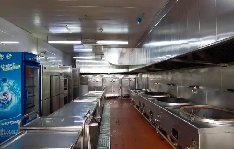 组织相关部门对职工食堂的厨房灶台,蒸饭箱,茶炉等相关厨房设备进行