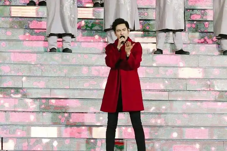 人民日报表扬钟汉良春晚演唱《龙的传人》,传达振奋人心的感染力