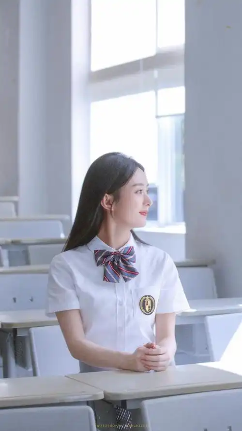 赵丽颖穿上制服青春模样,许多粉丝一看全恋爱了