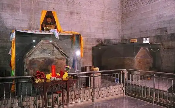 盗墓贼闯进康熙墓,开棺时出现奇怪一幕,最终仓皇出逃遭毁容