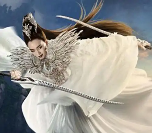 【图】巩俐白骨精白色妆容引关注 颠覆经典造型