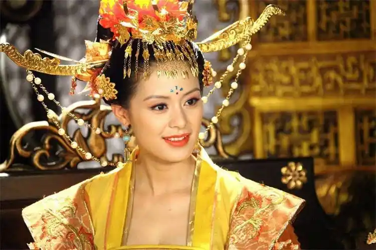 扮起比较考验演员颜值的古装形象,王力可也有不错表现,《梦回唐朝》的