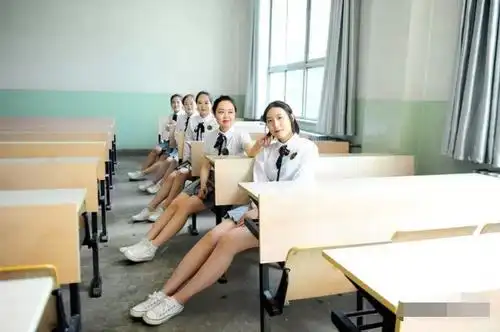 学霸宿舍女生在教室拍摄创意毕业照,别离大学课堂.