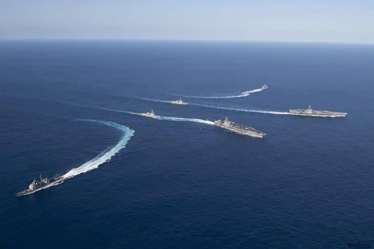在海面航行的美海军双航母舰艇编队,六艘舰艇开始分航.