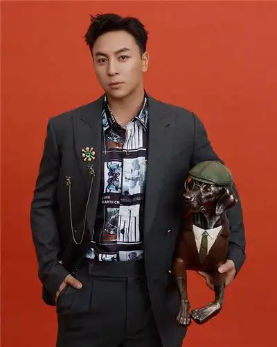 释小龙最新写真曝光 风度翩翩展露侠士气概