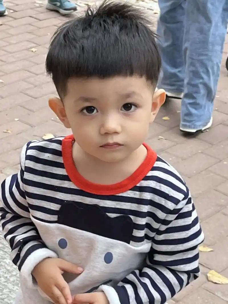 锅盖头哈哈哈哈哈哈.大头儿子@混血宝宝威廉马甲小王子 #混血 - 抖音