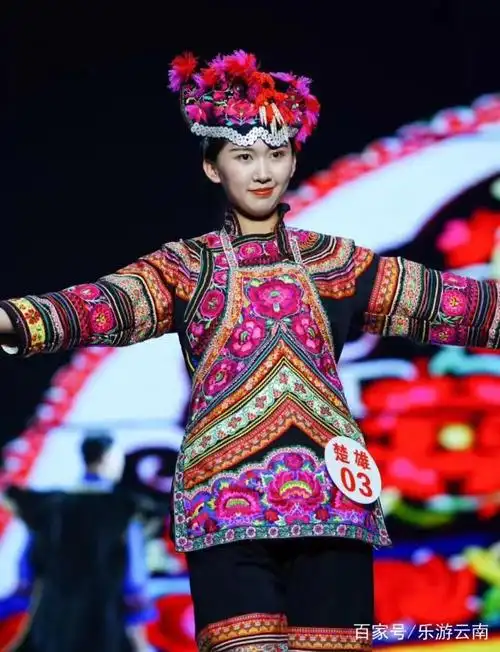 云南楚雄,彝族刺绣,把云南的少数民族的服装时尚走向世界!