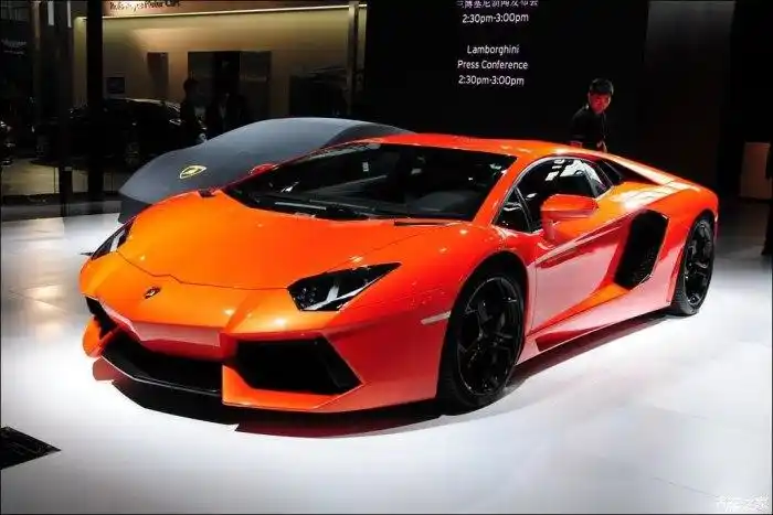 各种各样的豪车,各式各样的美女,广州车展如火如荼.