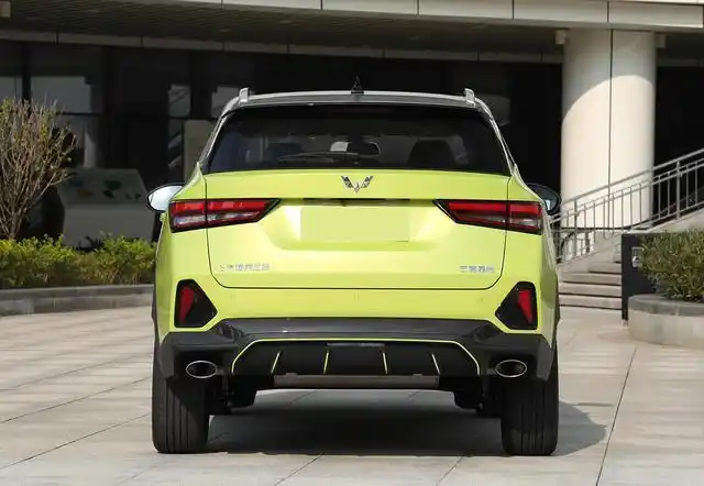 五菱新款银标suv小车上市,外观很年轻运动,两种动力,油耗6.4l