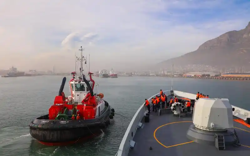 中国海军第46批护航编队许昌舰技术停靠南非开普敦