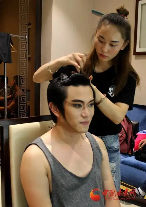 八点三十五分,化妆师正在给"神笔张"扮演者李洋化妆 (摄影 周安妮)