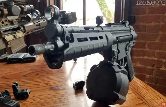 gl9大致相同,只不过上部结构有所区别,以适应mp5的弹匣仓和弹匣卡榫