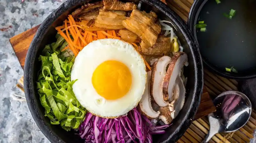 石锅五花肉拌饭图片