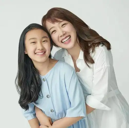 41岁徐敏静老师当红时远嫁美国退出演艺圈一家三口很幸福