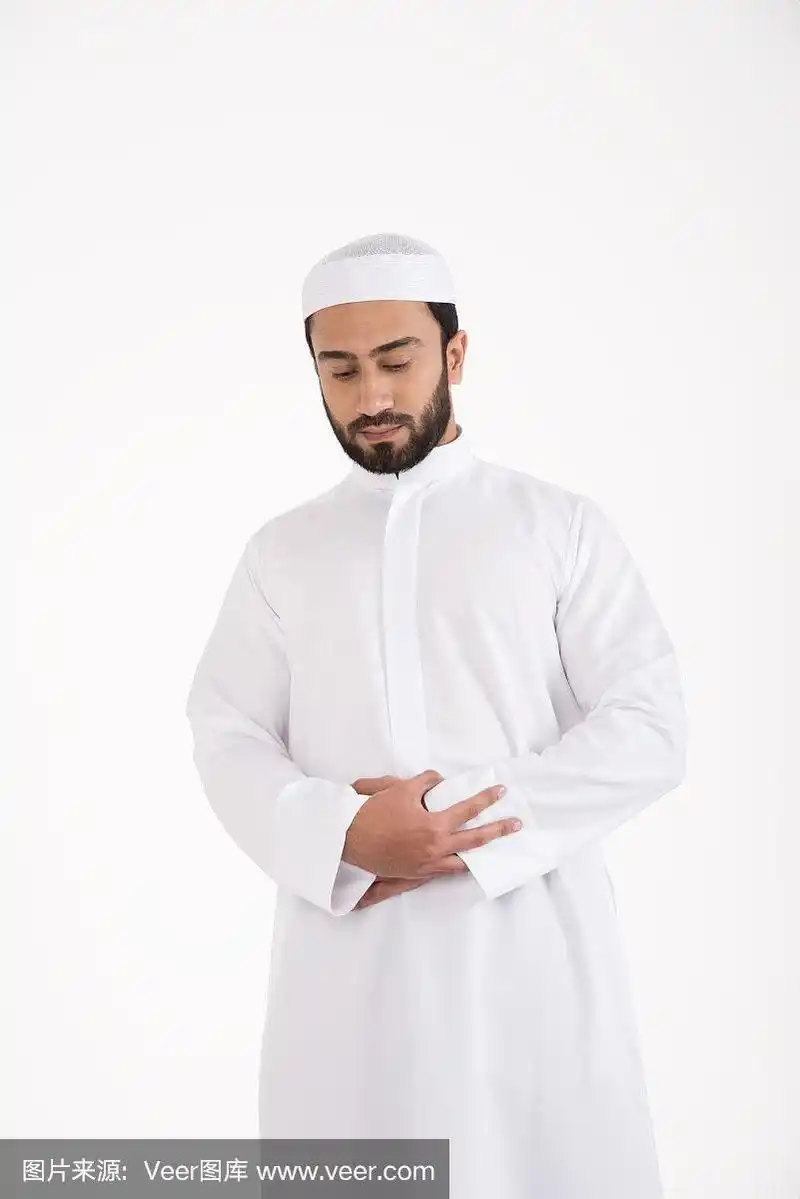 阿拉伯穆斯林男子在红地毯上祈祷