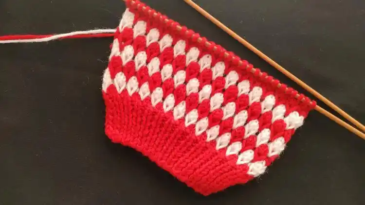 双色提花水滴花样有趣有别致的花样给孩子编织毛衣很好看