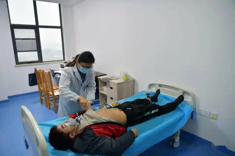 全县334名优秀青年应征体检!_征兵