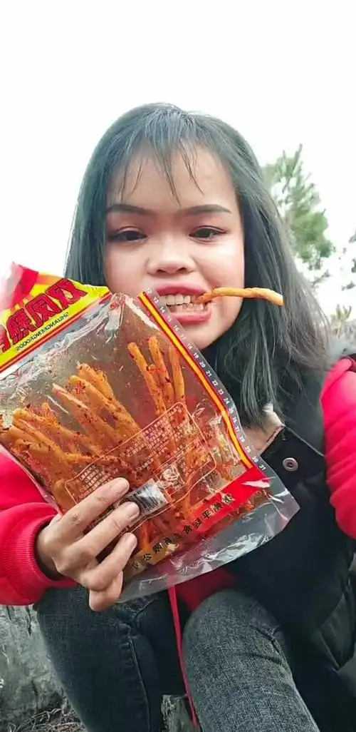 别人户外都吃烧烤,这女孩户外吃辣条,还吃的那么香