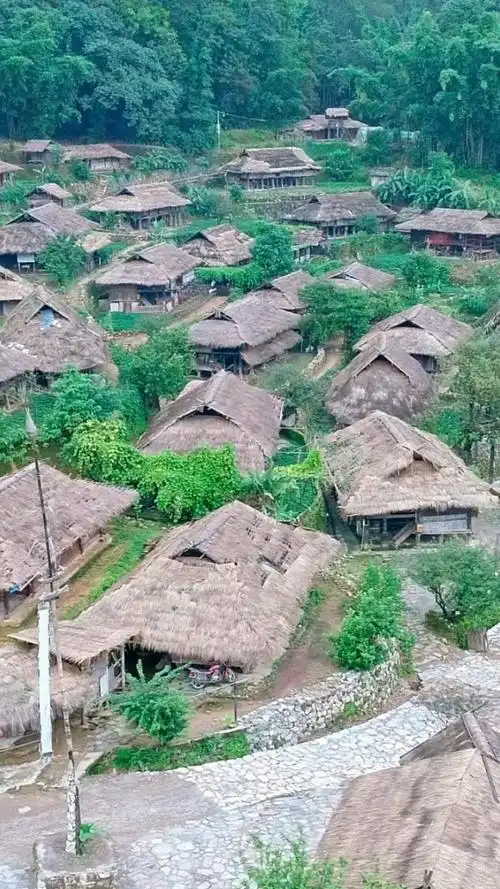 云南翁丁村:中国最后的"原始部落",105户传统"茅草屋"藏于深山,偏远去