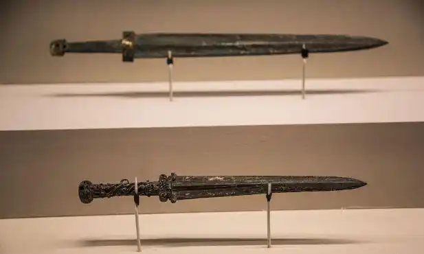 中山王墓中,出土了大量铁器宝剑,铸造水平远超人们想象!