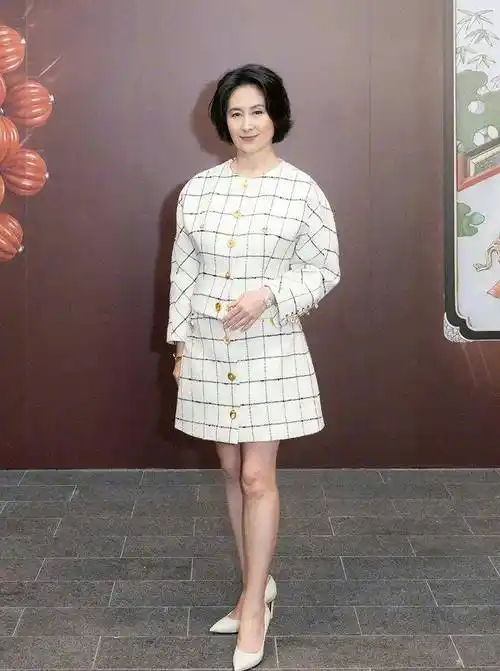 看了60岁何超琼打扮我悟了:裙选长,鞋穿高跟,到老都时髦优雅_女人