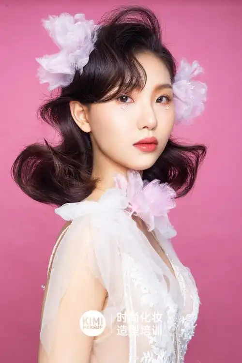 kimi化妆造型的婚纱摄影作品《新娘实用卷发抽丝造型》