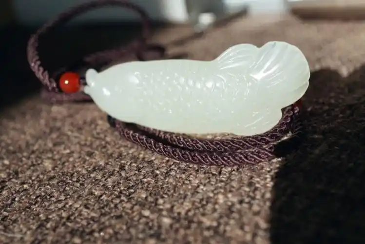 青海料白玉鱼吊坠