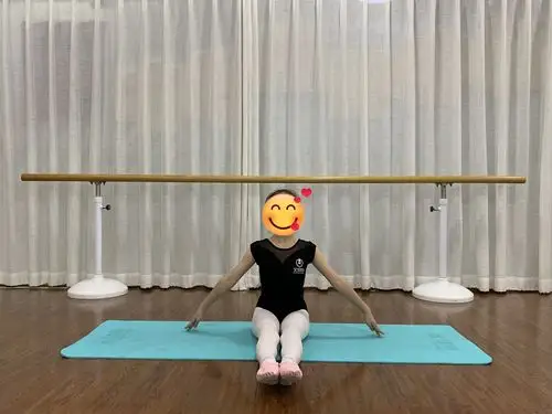 准备姿势:基本坐姿做好,绷脚.地面搬前腿