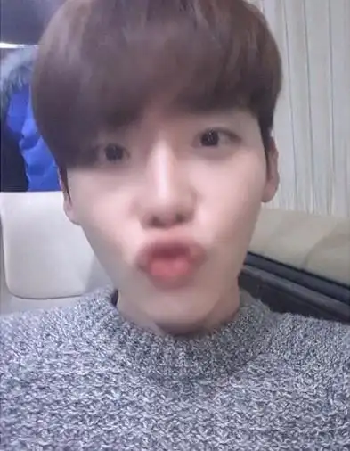 李钟硕发嘟嘴自拍可爱撒娇萌化网友图