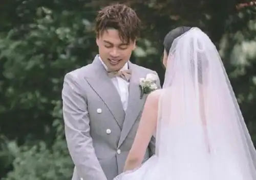 浙江卫视主持沈涛举办婚礼,妻子正脸曝光,颜值不输王牌女郎费费