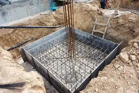 水泥施工用金属模具. 房屋建筑用水泥地基照片