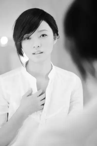 组图:梁林琳拍黑白大片白衬衫性感甜美