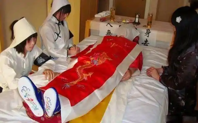 除了以上的两个原因之外,相传在死人的脸上盖东西和吴王有很大的关系.