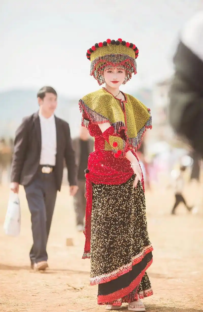 苗族女王9499.这套衣服好有女王范 一眼就被吸引 谢谢出镜 - 抖音