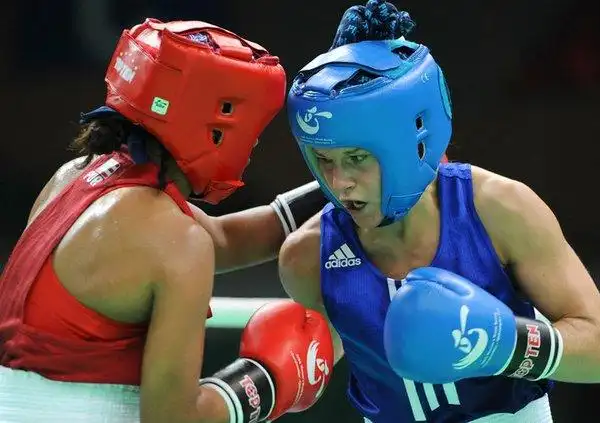 世锦赛女拳手飙血对攻眉弓被打爆浴血凄惨图