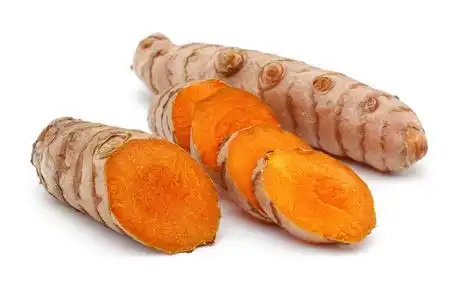 新鲜姜黄和白色切片照片