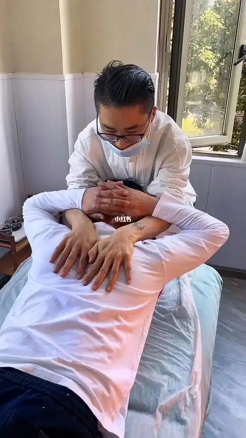 男士蝴蝶开背肩部肌肉运动拉伸拨筋推拿按摩